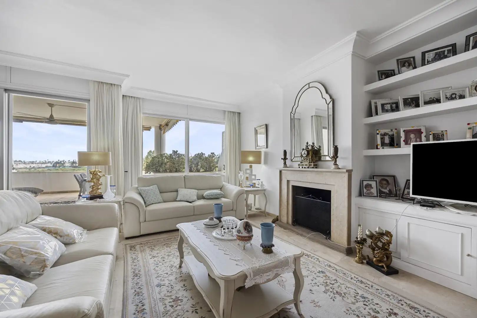Living room of Apartments for sale in Marbella  with Air Conditioner, Terrace and Swimming Pool