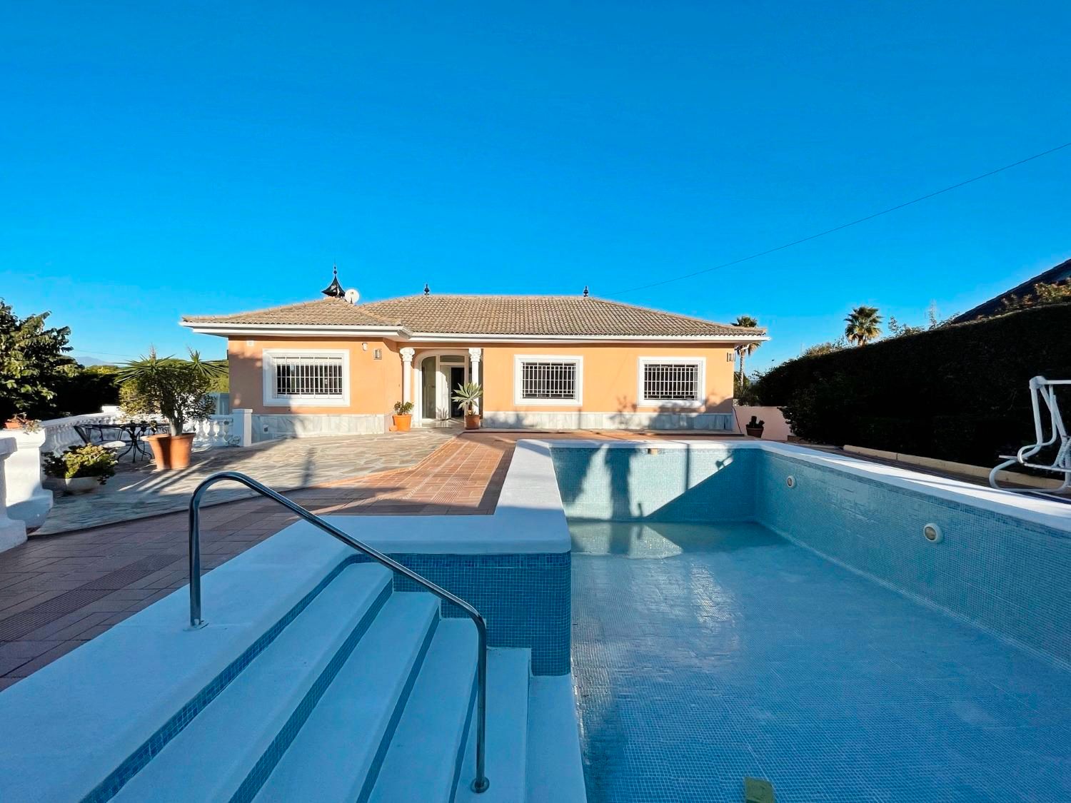 Vista exterior de Casa o xalet de lloguer en Alhaurín de la Torre amb Aire condicionat, Jardí privat i Terrassa