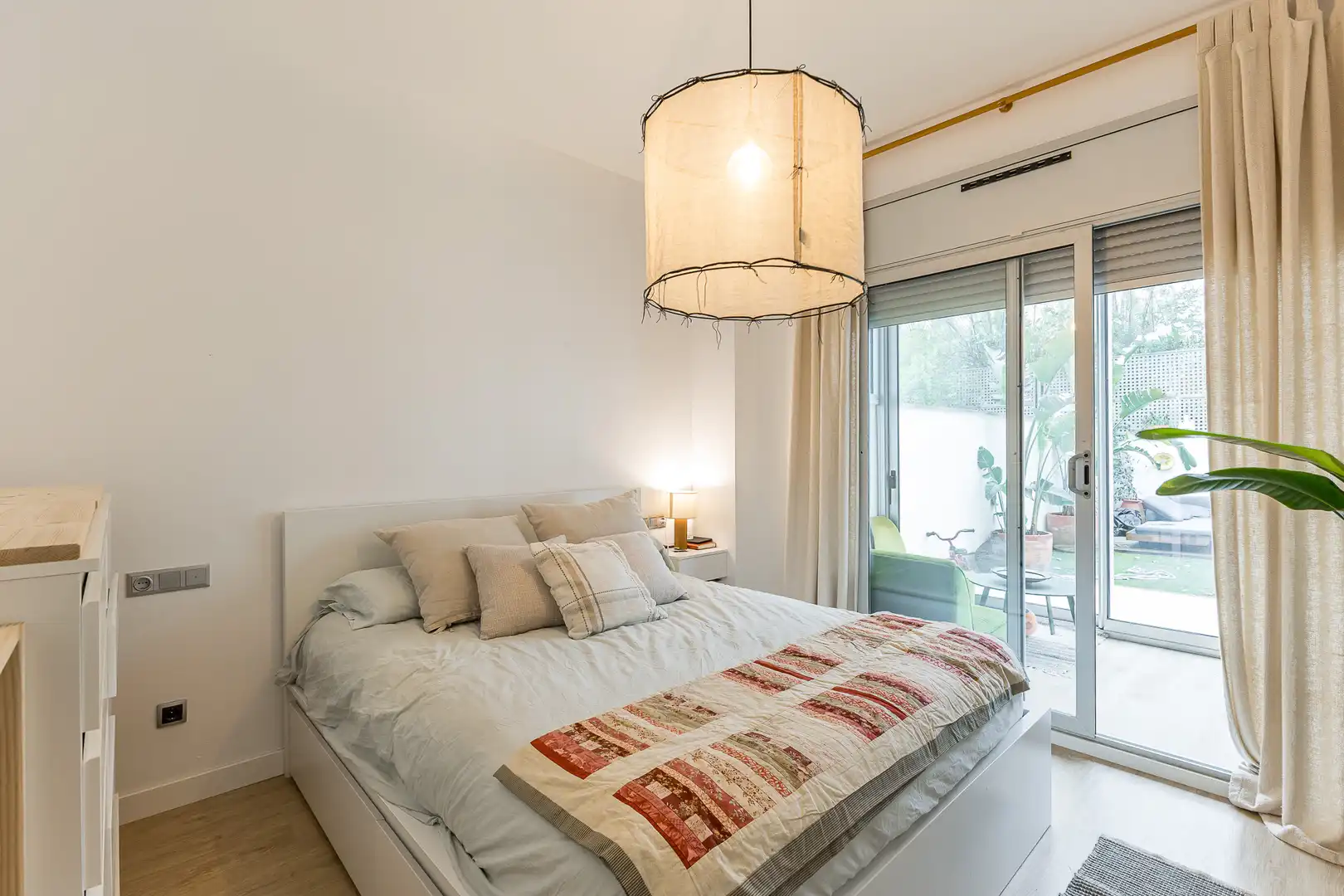 Schlafzimmer von Wohnungen zum Verkauf in Sitges mit Klimaanlage, Heizung und Privatgarten