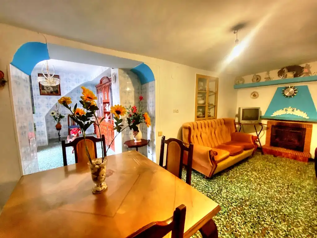 Sala de estar de Finca rústica en venta en Salares con Terraza, Trastero y Amueblado