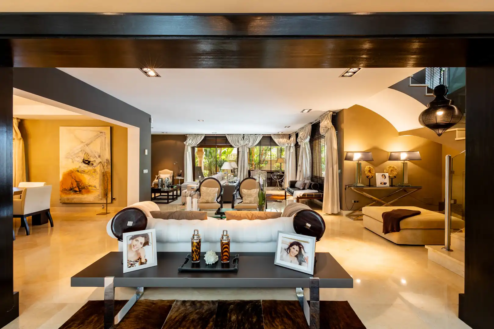Sala d'estar de Casa o xalet en venda en Marbella amb Aire condicionat, Jardí privat i Terrassa