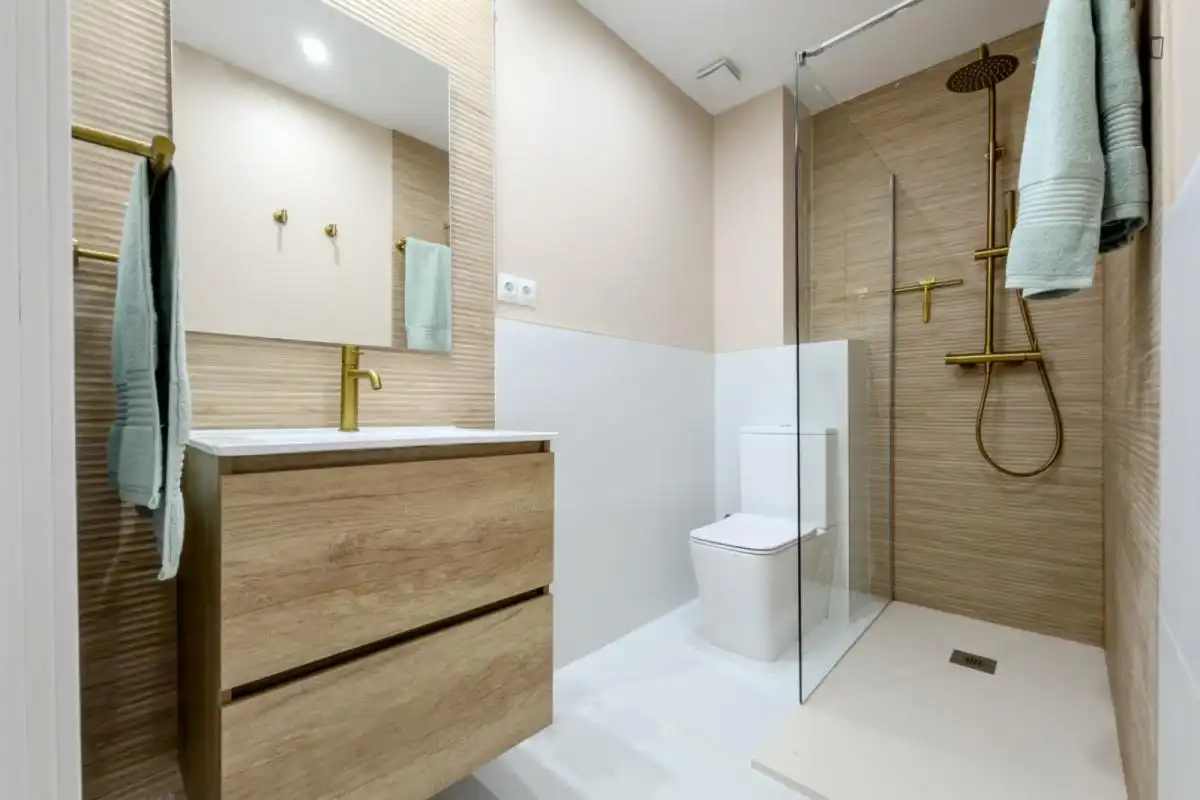 Badezimmer von Wohnungen zur Miete in Barcelona mit Klimaanlage, Heizung und Möbliert