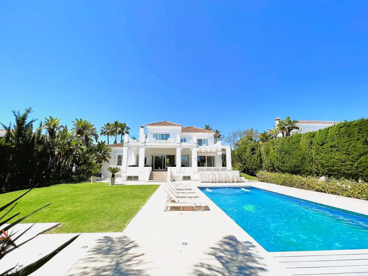 Casa amb piscina en venda a Nueva Andalucía
