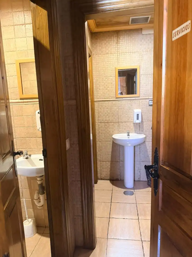Bany de Local de lloguer en Torrelavega  amb Aire condicionat, Terrassa i Moblat