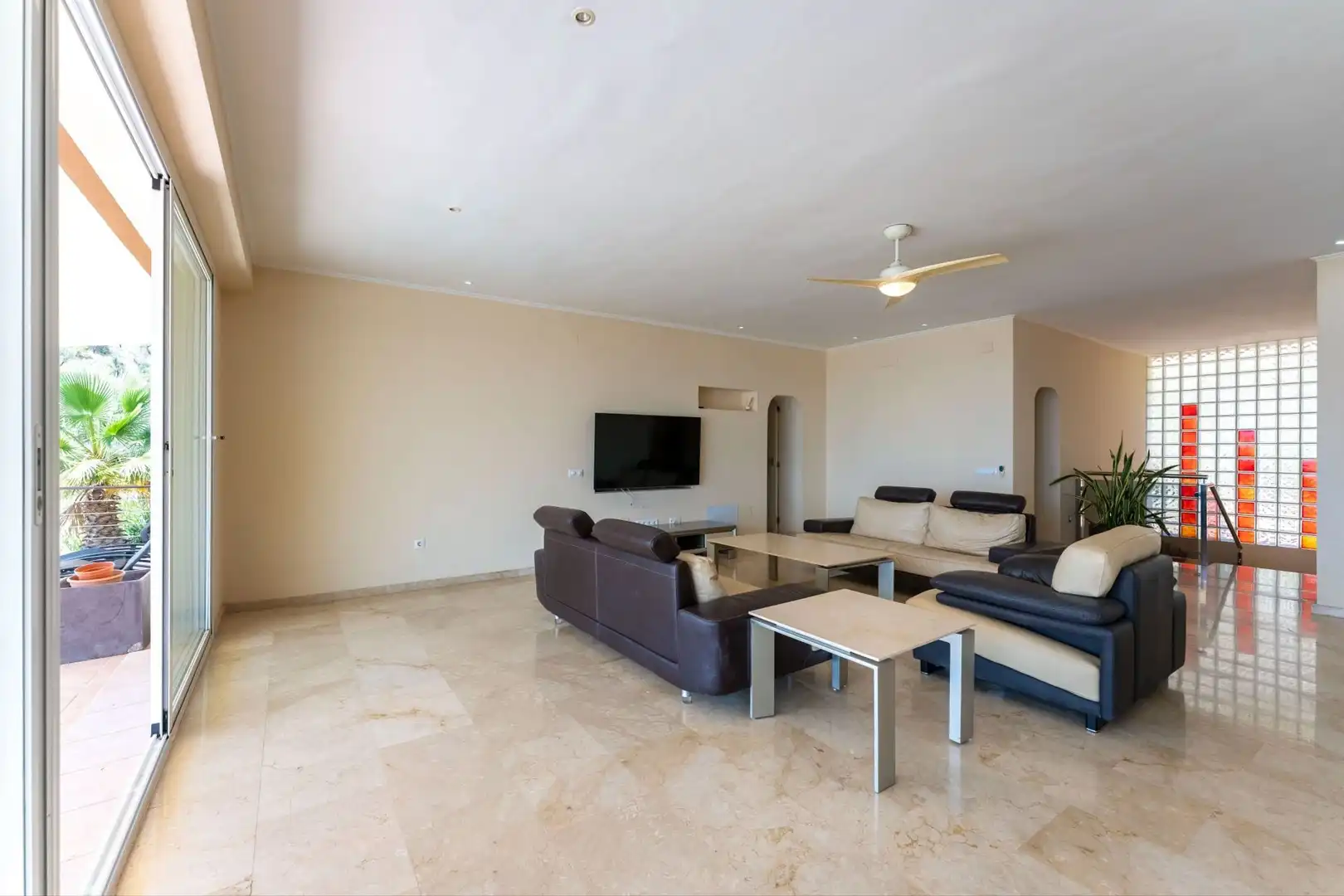 Sala d'estar de Finca rústica en venda en Cártama amb Aire condicionat, Traster i Piscina
