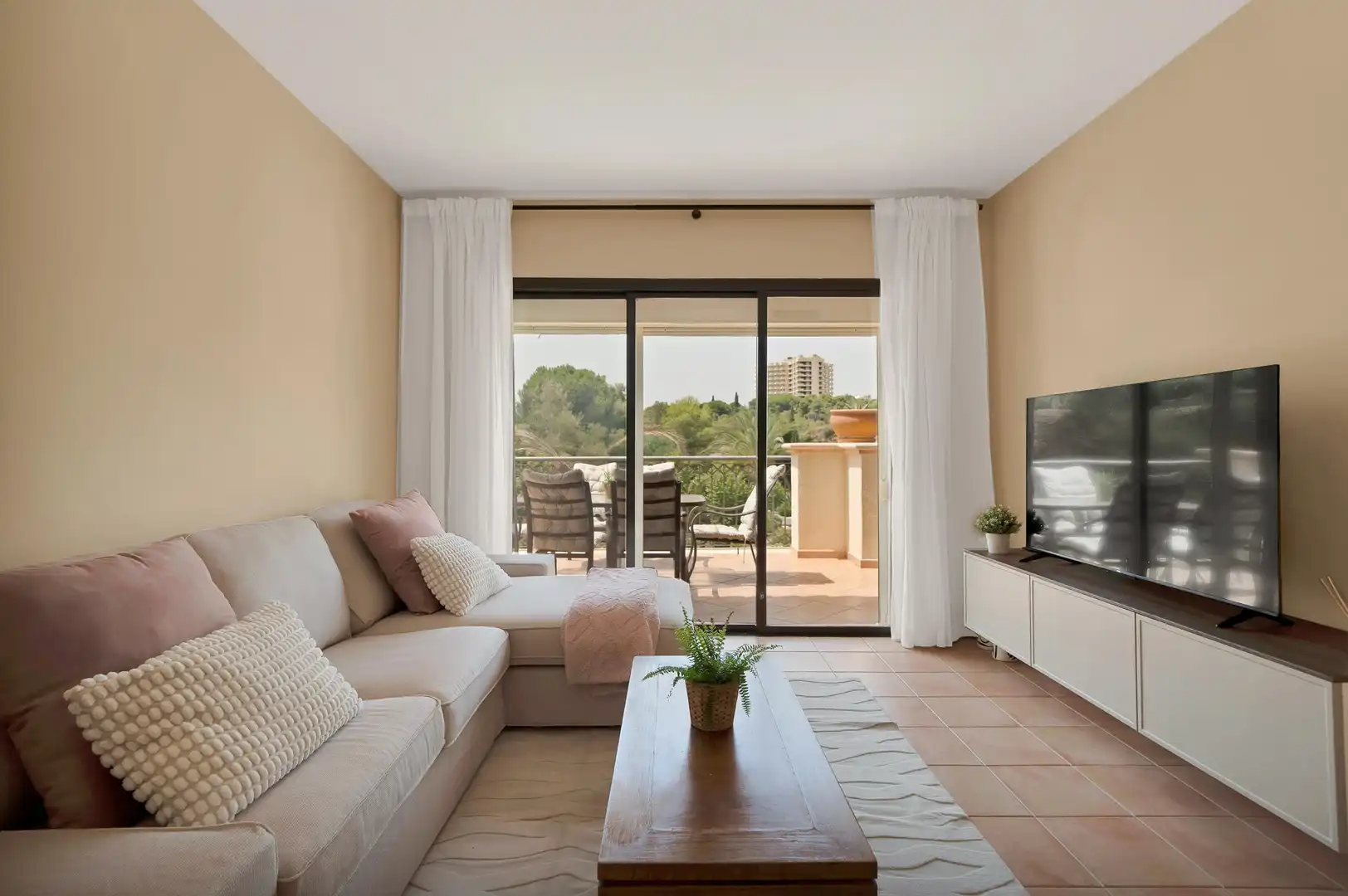 Wohnzimmer von Wohnungen zur Miete in Marbella mit Klimaanlage, Heizung und Privatgarten
