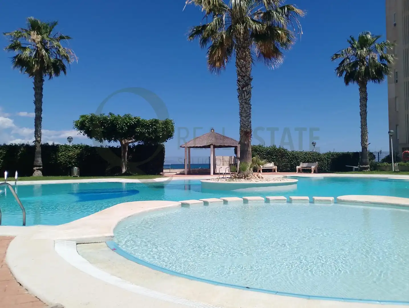 Schwimmbecken von Erdgeschoss zur Miete in El Campello mit Klimaanlage, Privatgarten und Möbliert