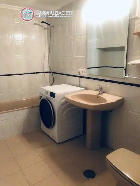 Baño de Apartamento de alquiler en Albacete con Calefacción y Trastero