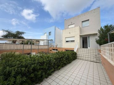 Casa a schiera con balcone in vendita a Calle SENIA
