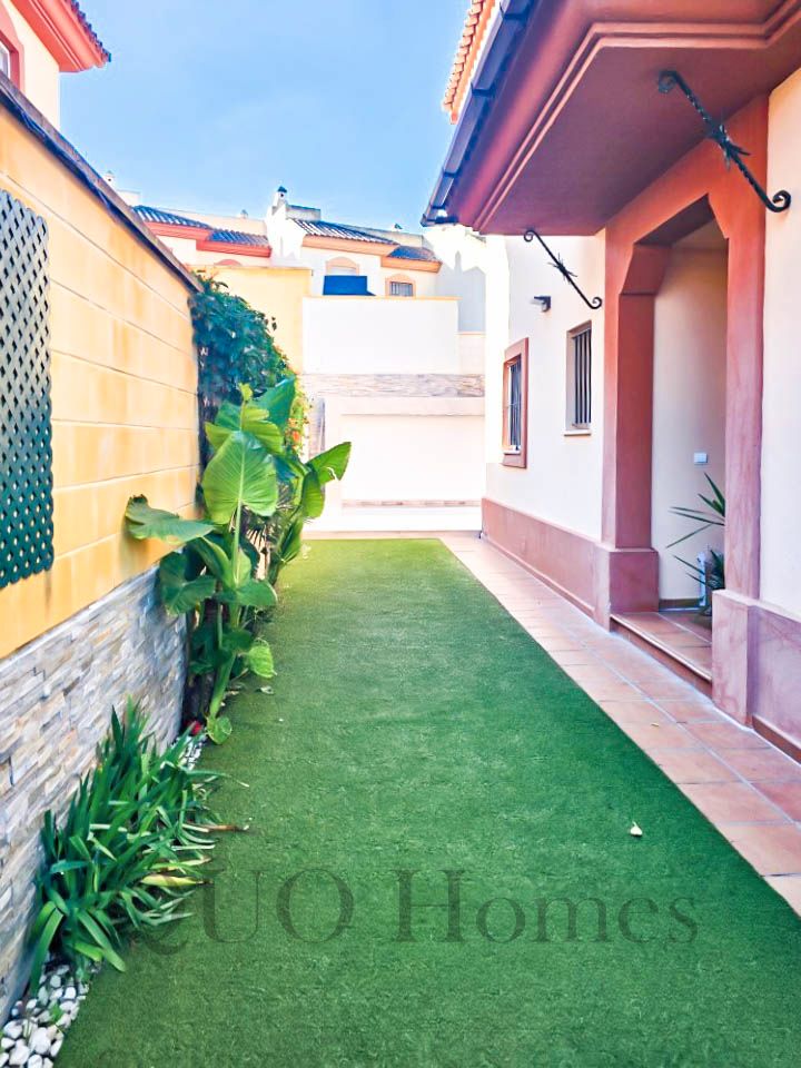 Jardí de Casa adosada en venda en Jerez de la Frontera amb Aire condicionat, Calefacció i Jardí privat