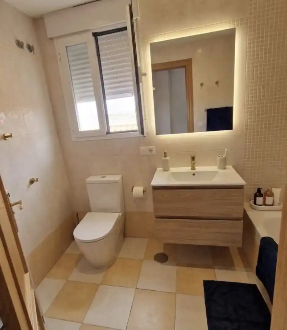 Badezimmer von Dachboden zum Verkauf in Chauchina mit Klimaanlage und Balkon