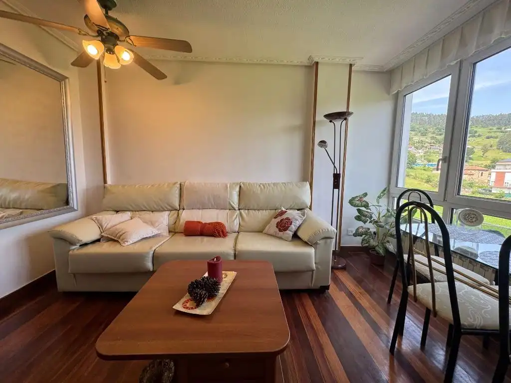Wohnzimmer von Wohnung zum Verkauf in Los Corrales de Buelna  mit Heizung, Parkett und Terrasse