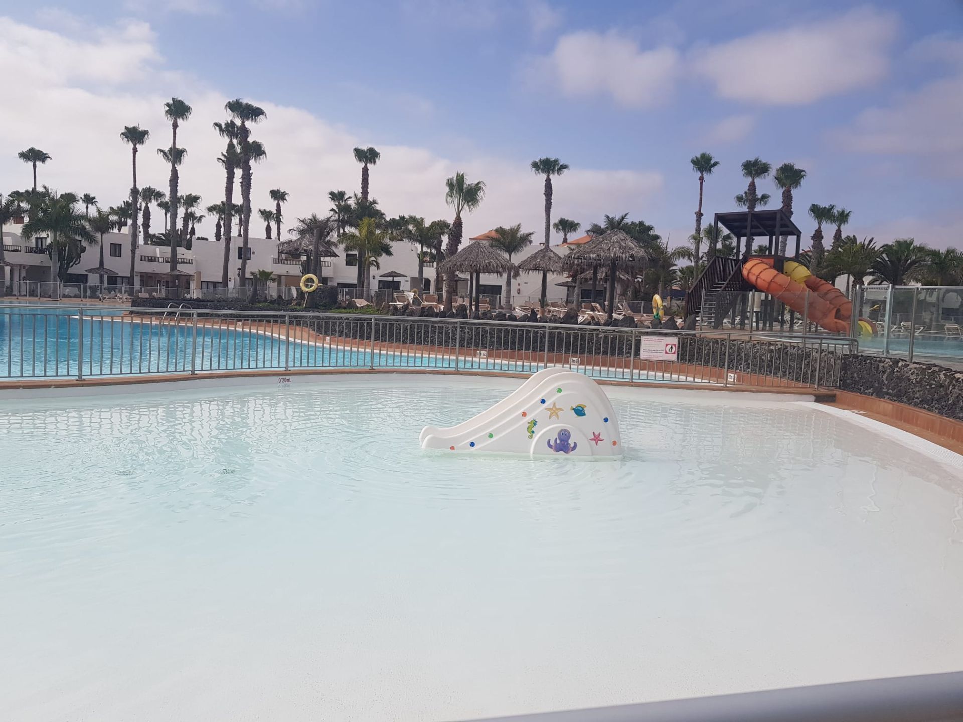 Piscina de Apartamento en venta en La Oliva