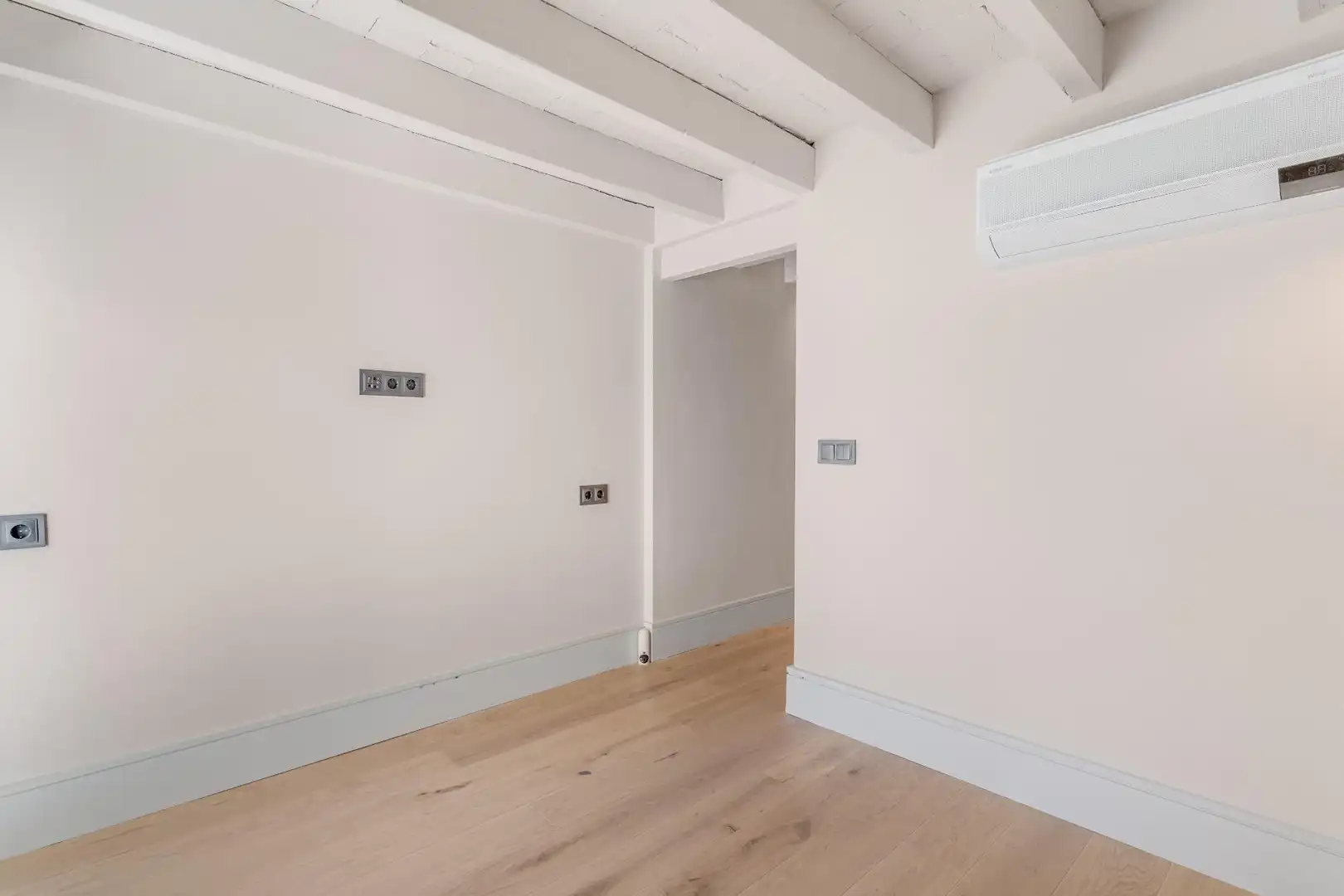 Flat for sale in Barcelona  with Air Conditioner, Heating and Parquet flooring
