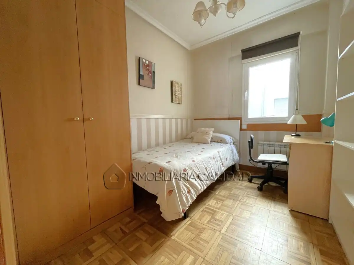 Bedroom of Flat for rent in Burgos  with Heating, Terrace and Furnished