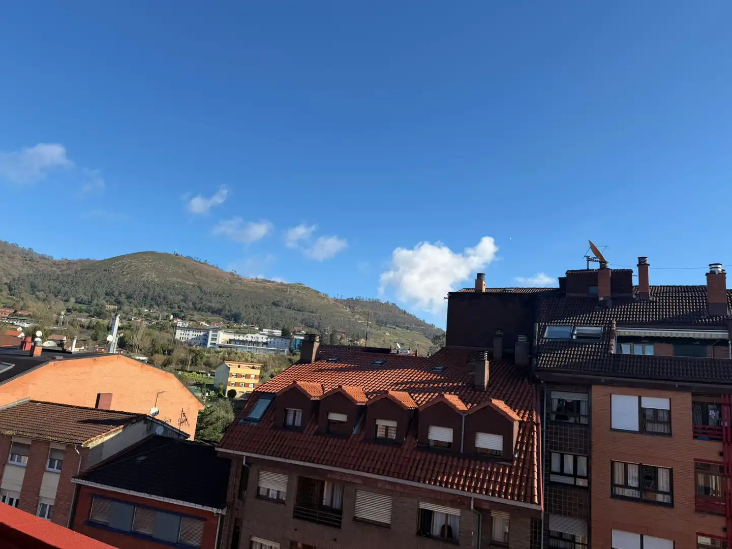 Vista exterior de Dúplex en venda en Oviedo  amb Calefacció, Parquet i Moblat