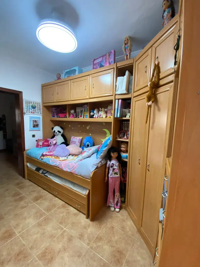 Dormitori de Casa adosada en venda en Mairena del Aljarafe amb Jardí privat