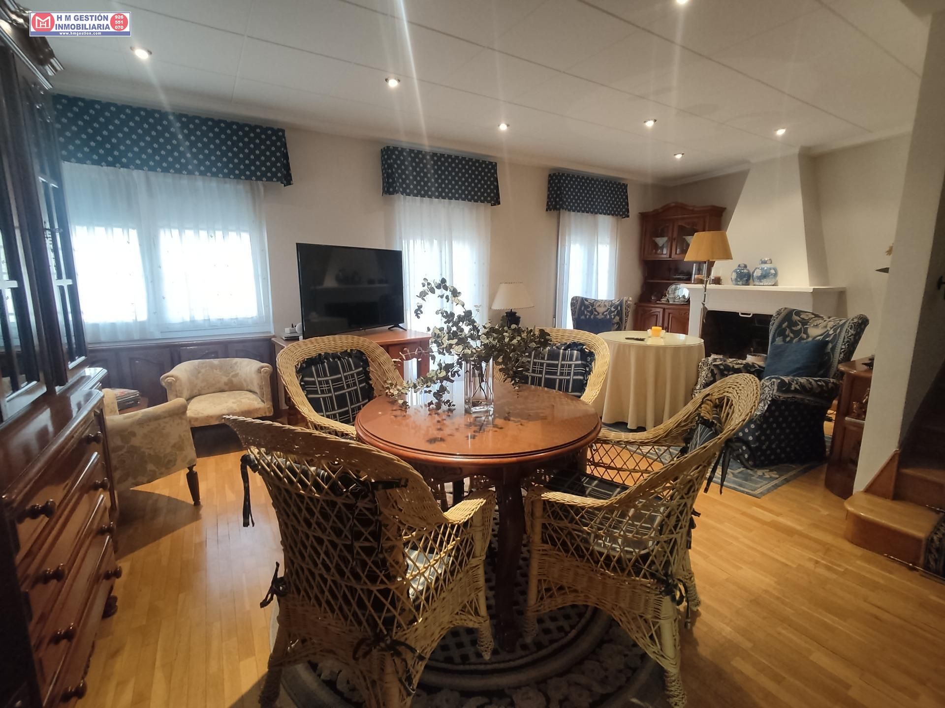 Menjador de Casa o xalet en venda en Alcázar de San Juan amb Calefacció, Parquet i Terrassa