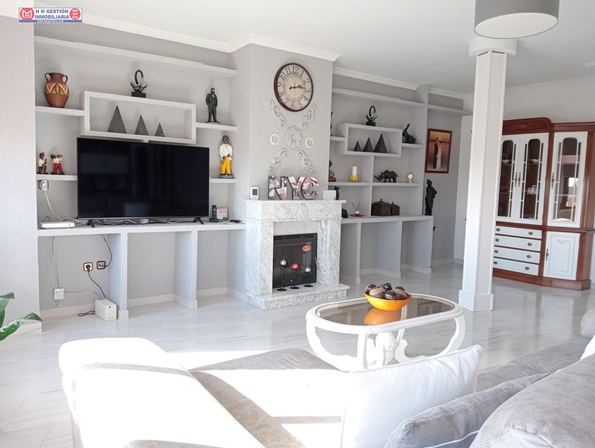 Sala d'estar de Edifici en venda en Villafranca de los Caballeros