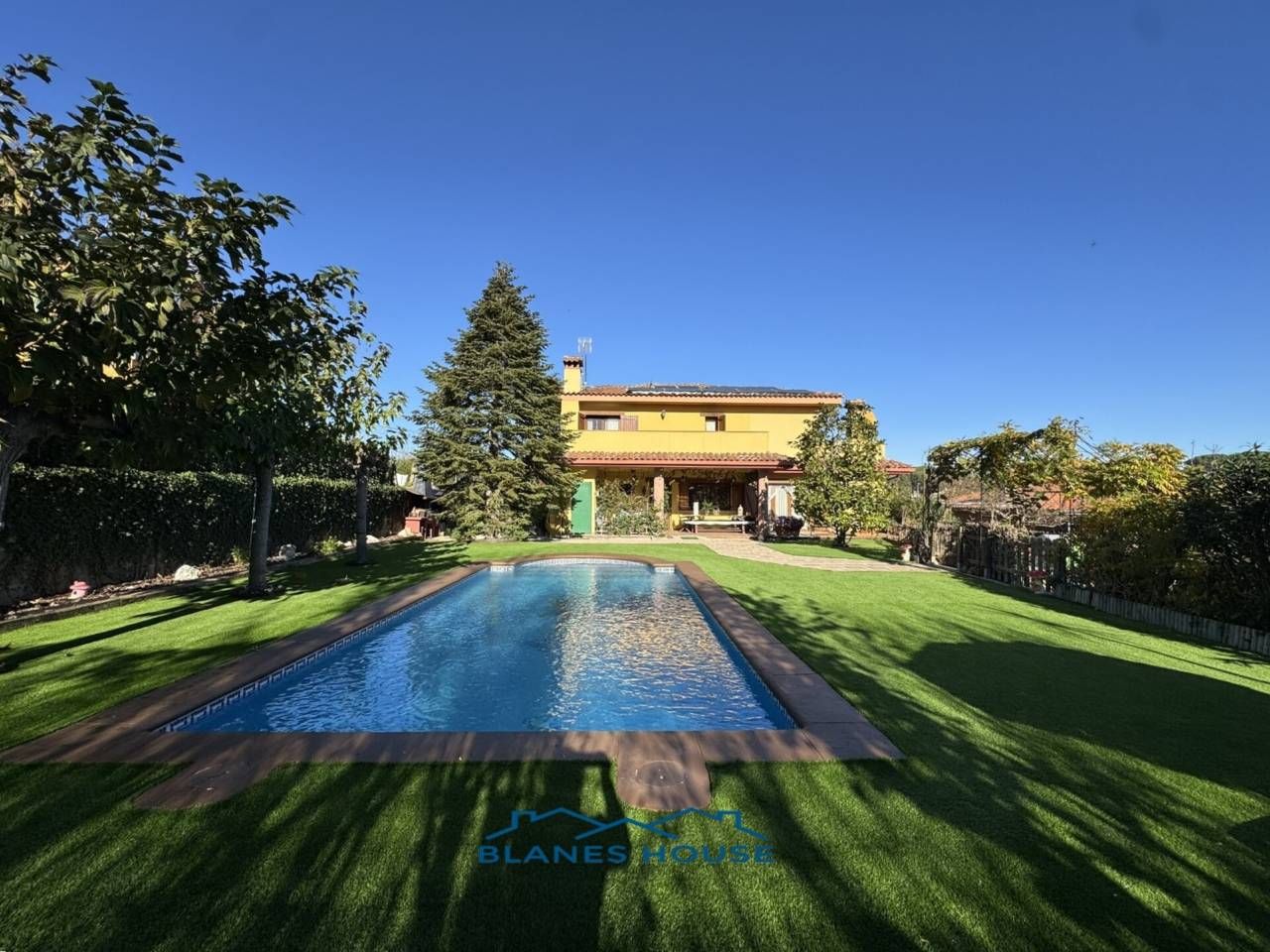 Vista exterior de Casa o xalet en venda en Caldes de Malavella amb Calefacció, Jardí privat i Terrassa