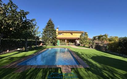 Vista exterior de Casa o xalet en venda en Caldes de Malavella amb Calefacció, Jardí privat i Terrassa