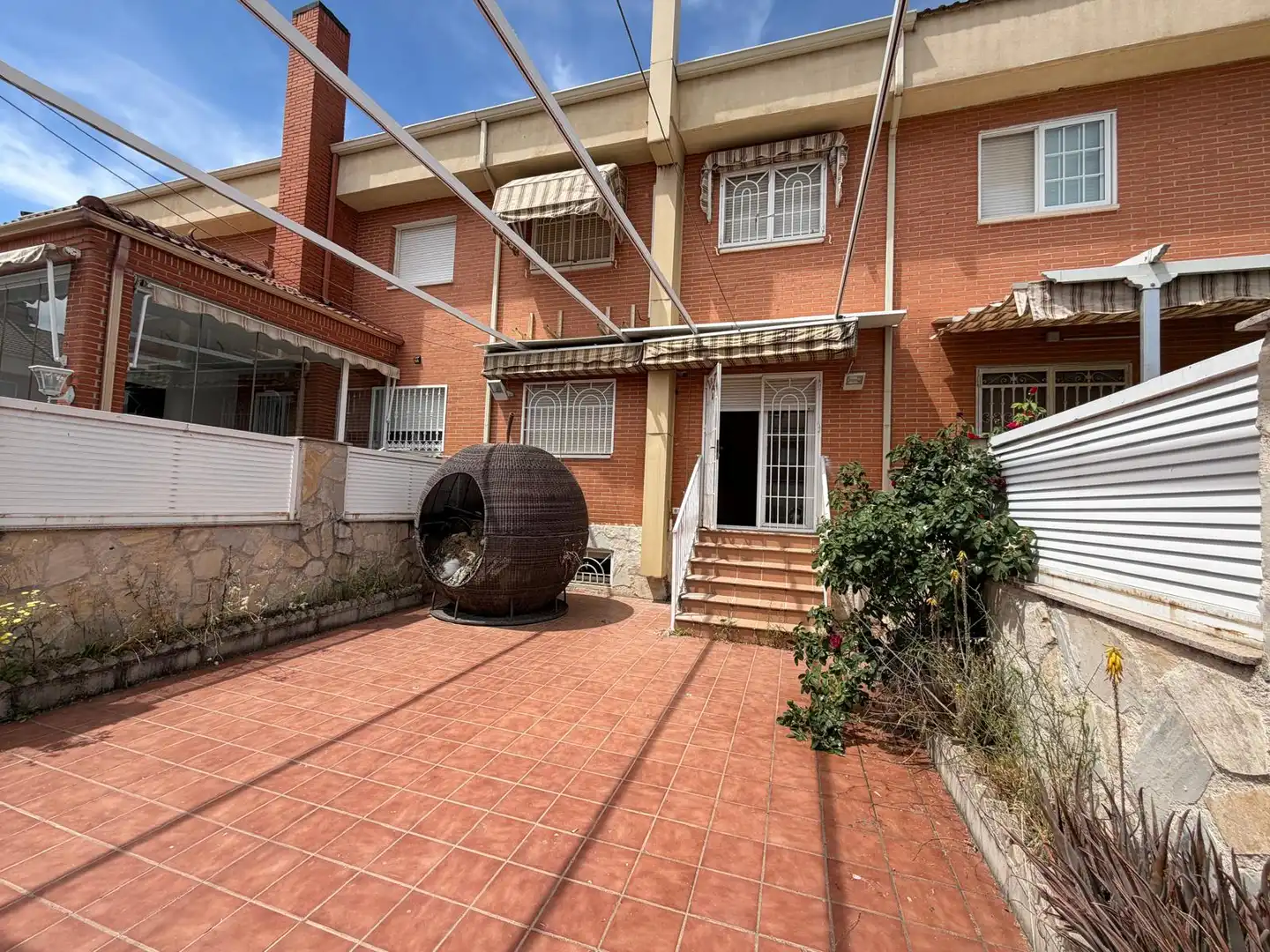 Vista exterior de Casa o xalet en venda en Parla amb Calefacció, Terrassa i Jacuzzi