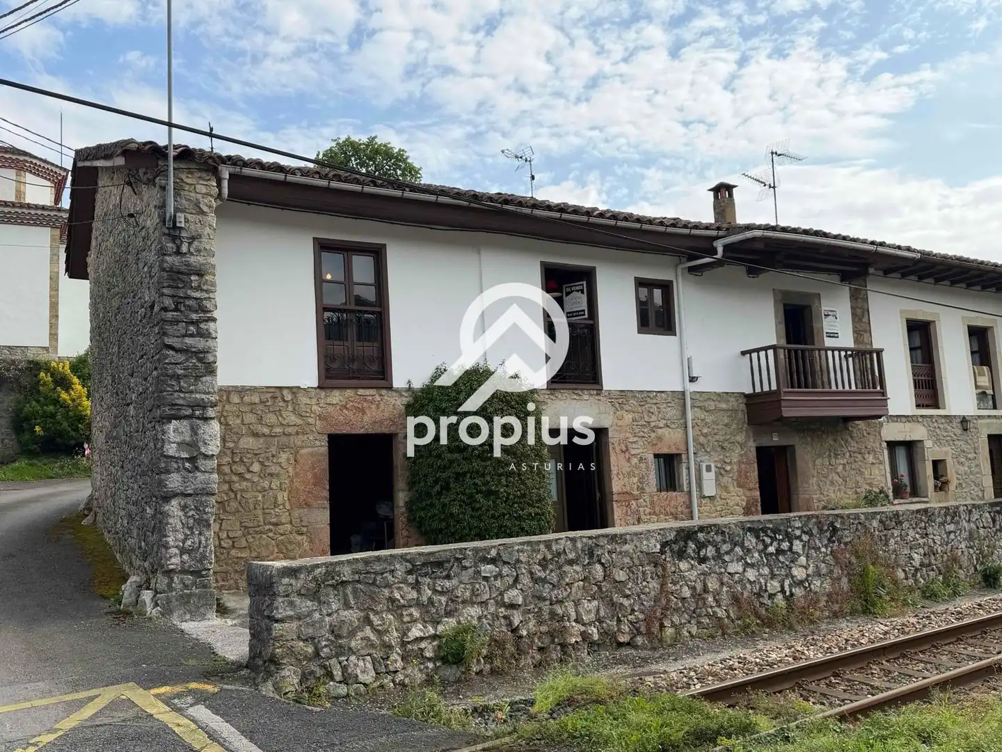 Vista exterior de Casa o xalet en venda en Llanes amb Calefacció, Terrassa i Traster