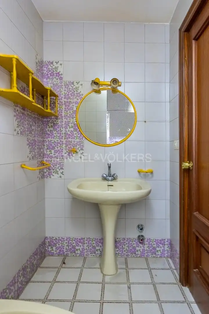 Bathroom of Flat for sale in Sevilla  with Air Conditioner and Heating