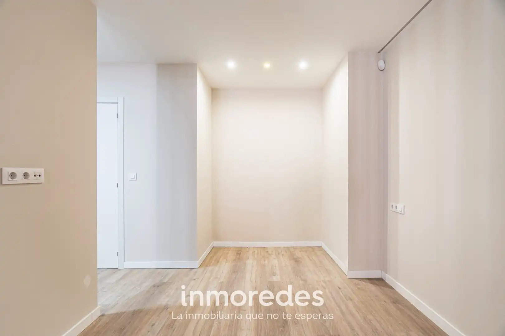 Schlafzimmer von Wohnung zum Verkauf in Santa Coloma de Gramenet mit Klimaanlage, Parkett und Ofen