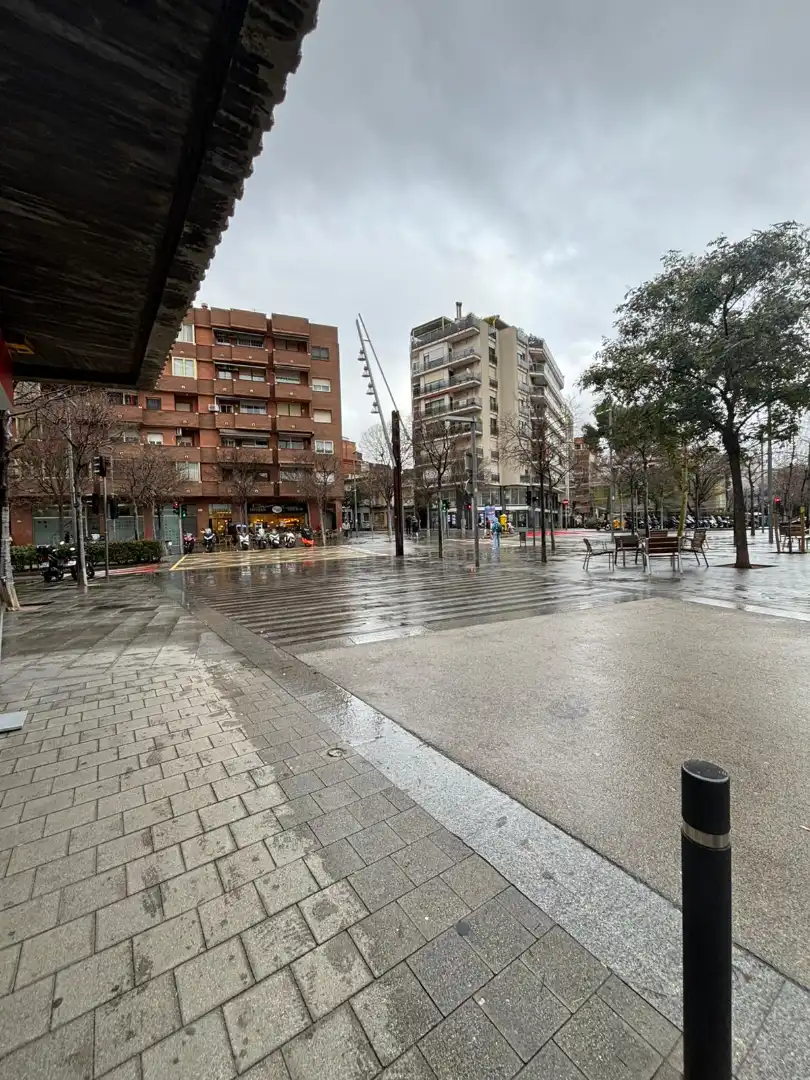 Vista exterior de Local de alquiler en Cornellà de Llobregat con Parquet