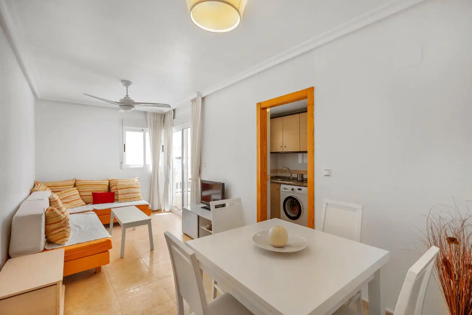 Sala de estar de Apartamento en venta en Torrevieja con Piscina, Amueblado y Microondas