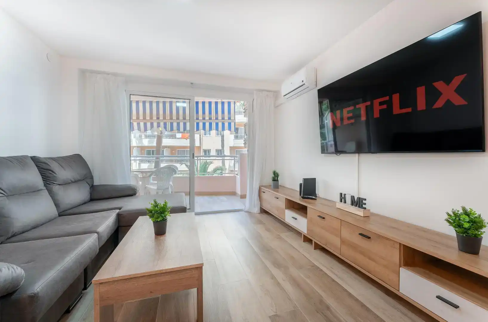 Living room of Flat for rent in Salou  with Air Conditioner, Parquet flooring and Furnished