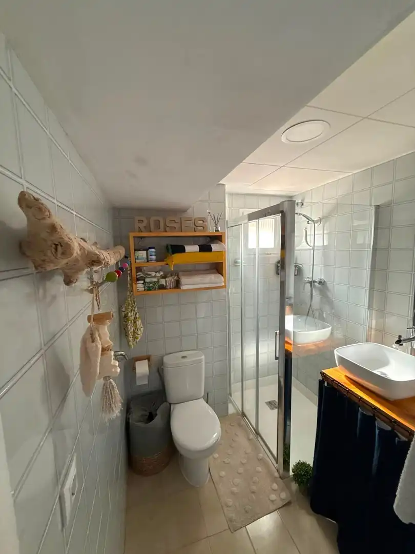 Baño de Apartamento en venta en Roses con Terraza y Trastero