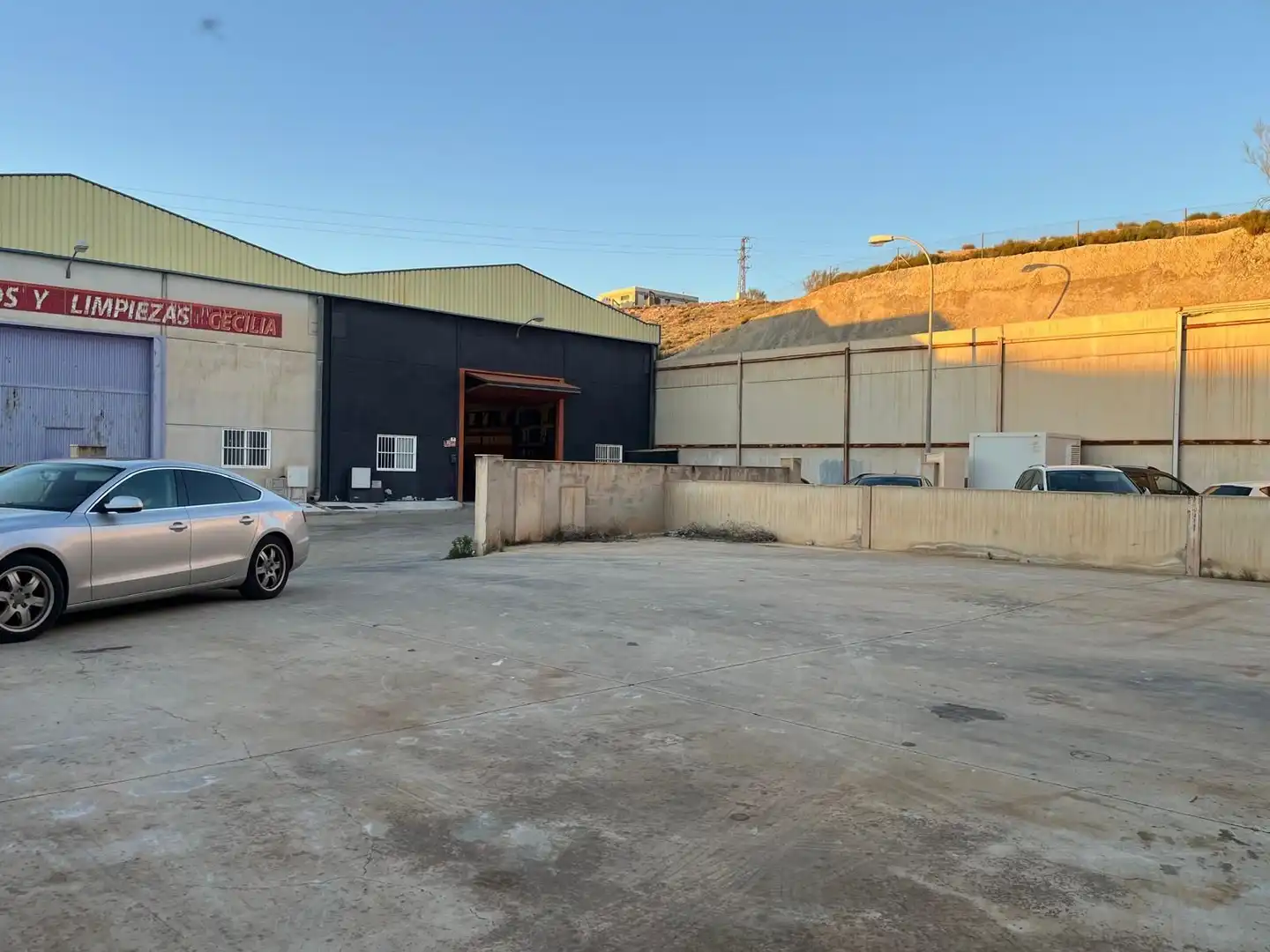 Vista exterior de Nave industrial en venta en Fines