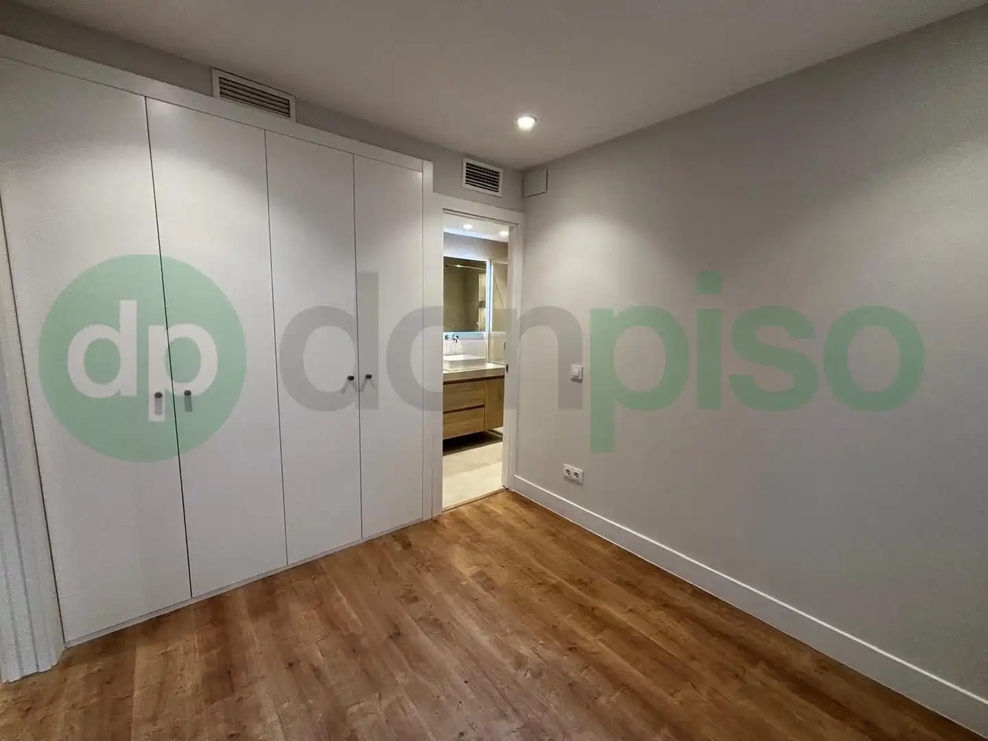 Flat for sale in Madrid  with Air Conditioner, Parquet flooring and Furnished