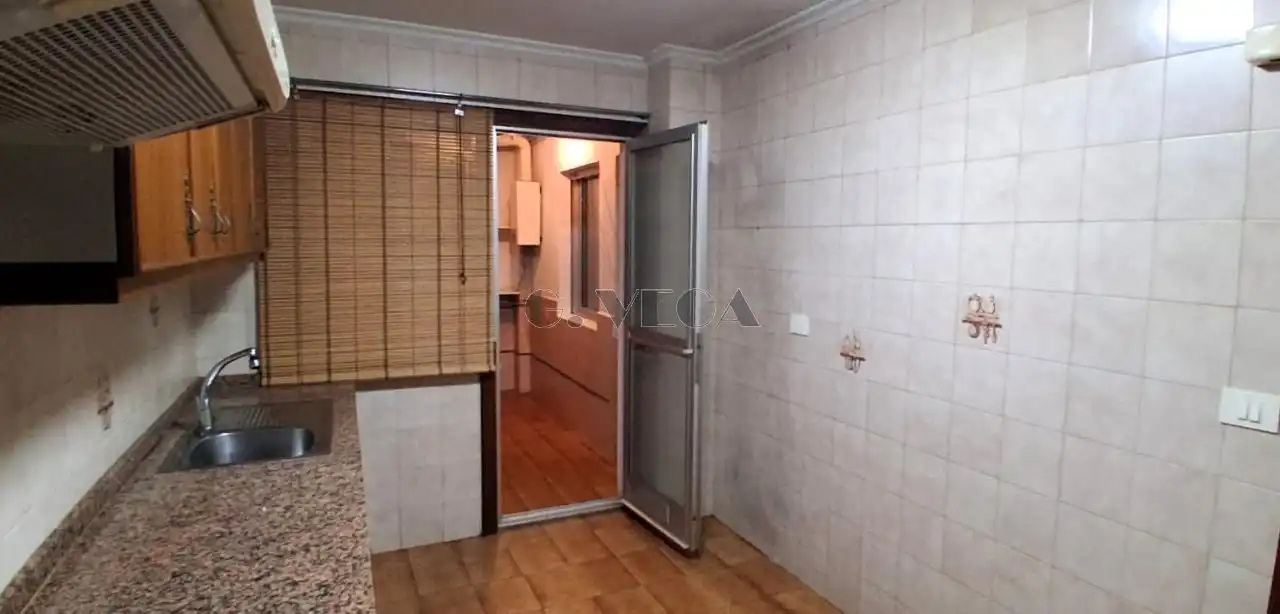 Cocina de Piso en venta en Vigo  con Calefacción, Parquet y Trastero