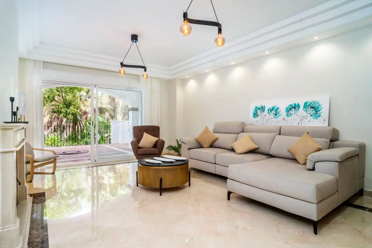 Sala de estar de Piso en venta en Marbella con Aire acondicionado, Calefacción y Jardín privado