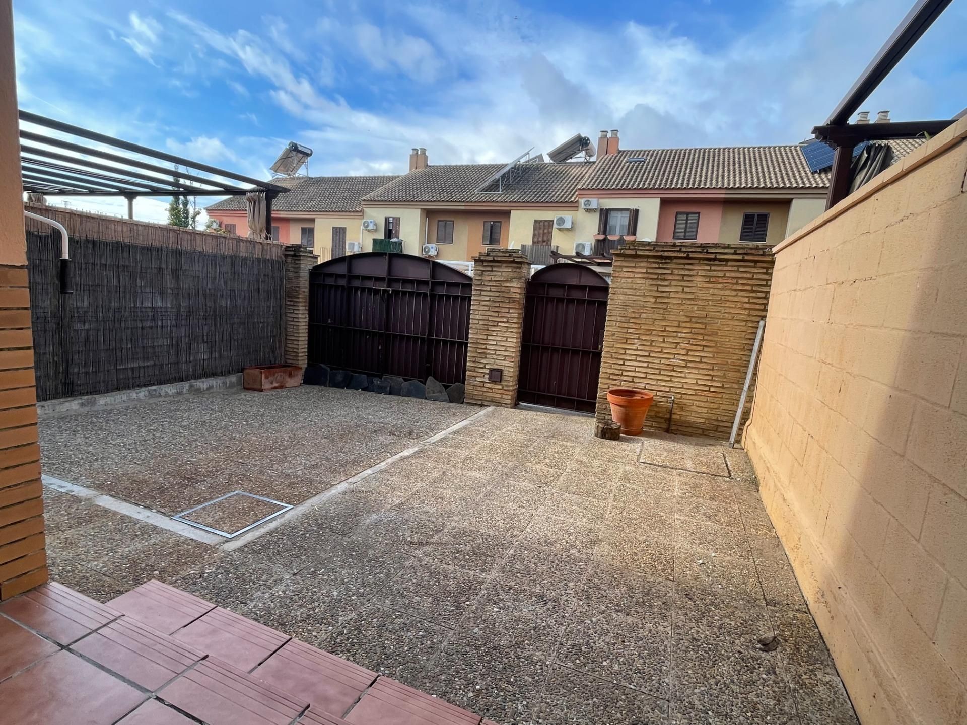 Vista exterior de Casa adosada en venda en Santiponce amb Aire condicionat, Calefacció i Balcó