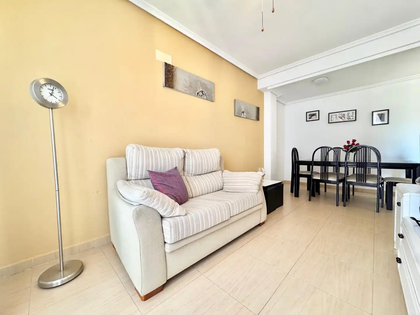 Sala de estar de Apartamento de alquiler en Torrevieja con Aire acondicionado, Calefacción y Amueblado