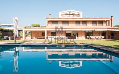 Vista exterior de Casa o xalet en venda en Gavà amb Aire condicionat, Terrassa i Piscina