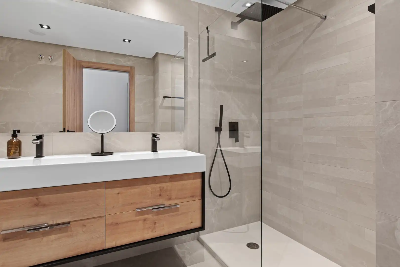 Baño de Apartamento en venta en Istán con Aire acondicionado, Terraza y Piscina