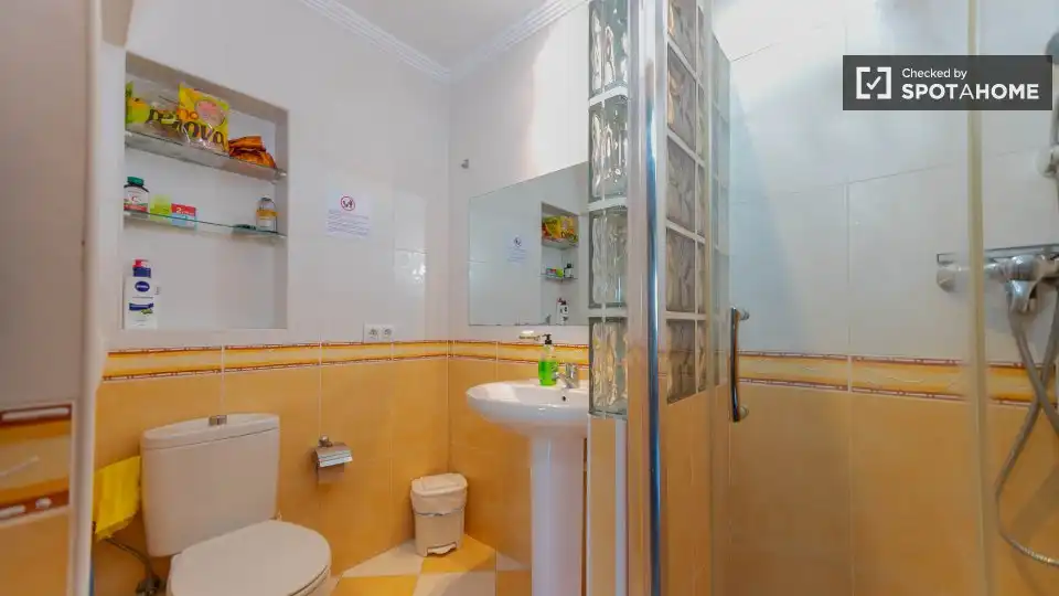 Baño de Piso de alquiler en Valencia con Aire acondicionado, Calefacción y Amueblado