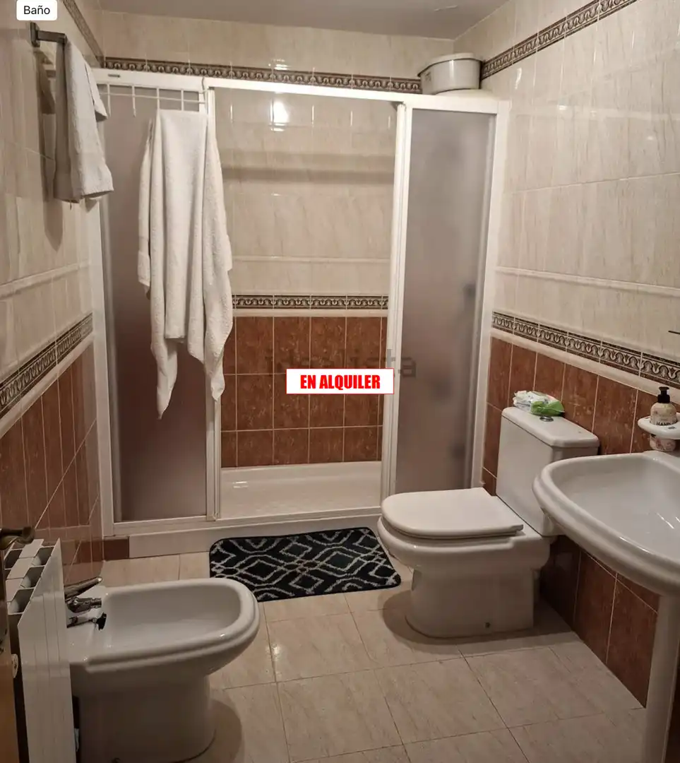 Baño de Apartamento de alquiler en Ciudad Real con Aire acondicionado, Calefacción y Trastero