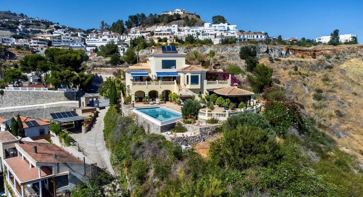 Außenansicht von Haus oder Chalet zum Verkauf in Almuñécar mit Klimaanlage, Privatgarten und Terrasse