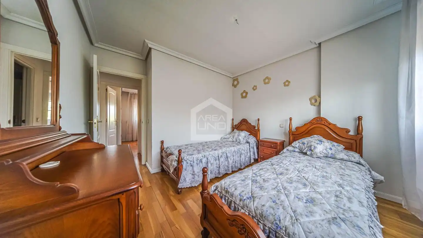 Habitación de Casa adosada en venta en Villaviciosa de Odón con Calefacción, Jardín privado y Parquet