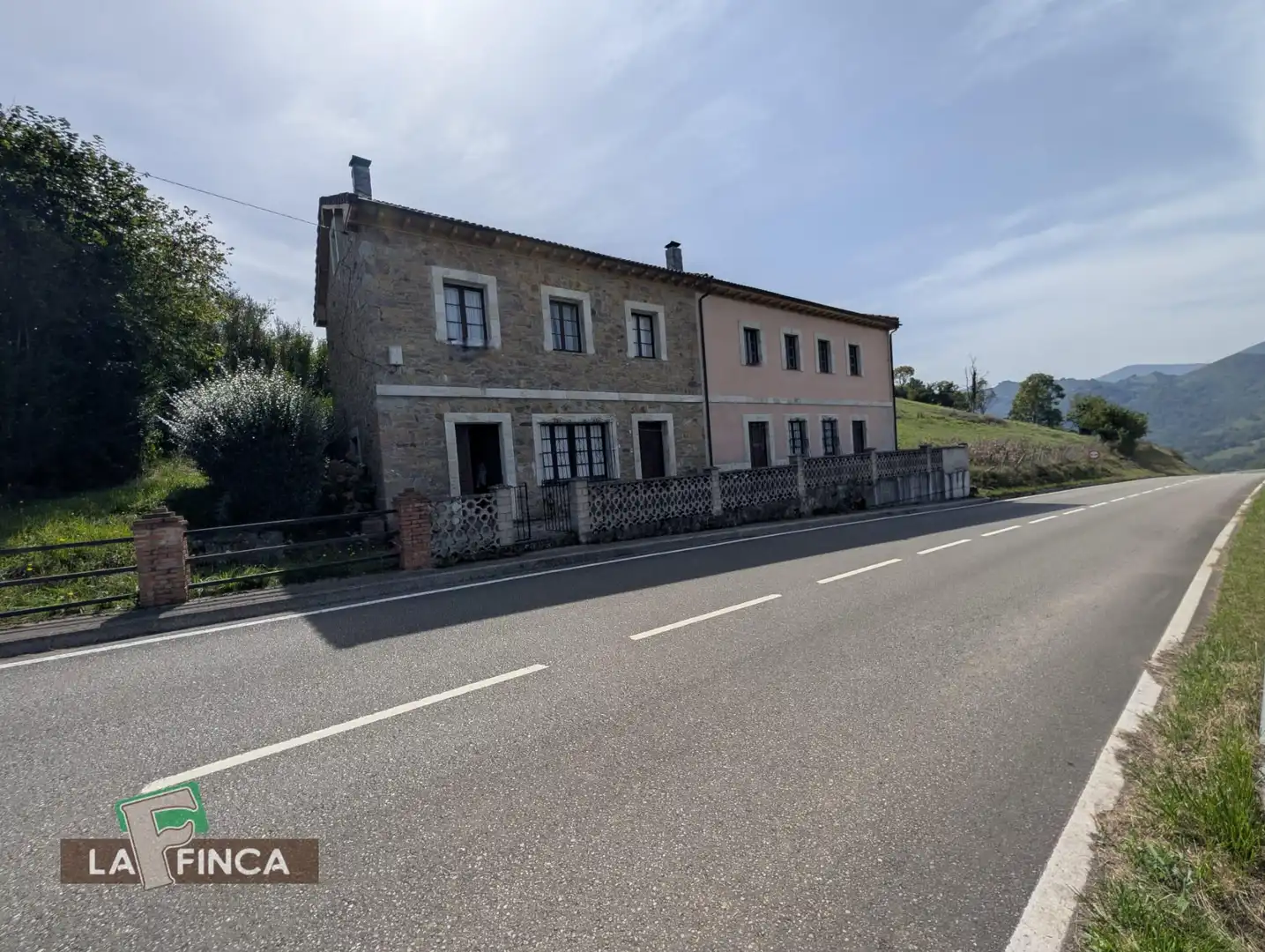 Vista exterior de Casa o xalet en venda en Oviedo  amb Terrassa i Moblat