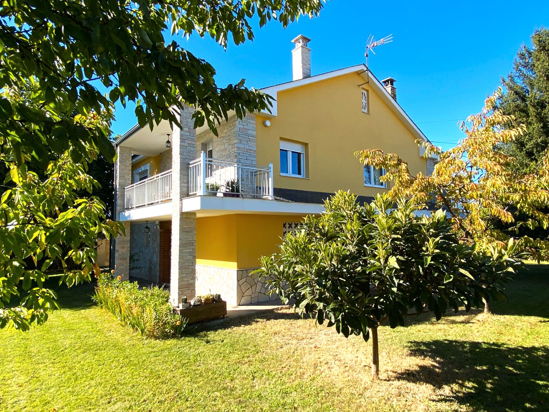 Vista exterior de Casa o xalet en venda en Ponferrada amb Calefacció, Jardí privat i Terrassa