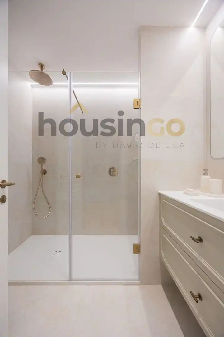 Bathroom of Flat for sale in Madrid  with Air Conditioner, Heating and Parquet flooring