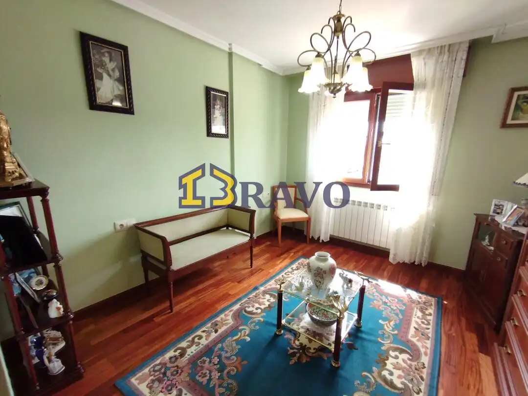 Sala de estar de Casa adosada en venta en Medina de Pomar con Calefacción, Jardín privado y Terraza