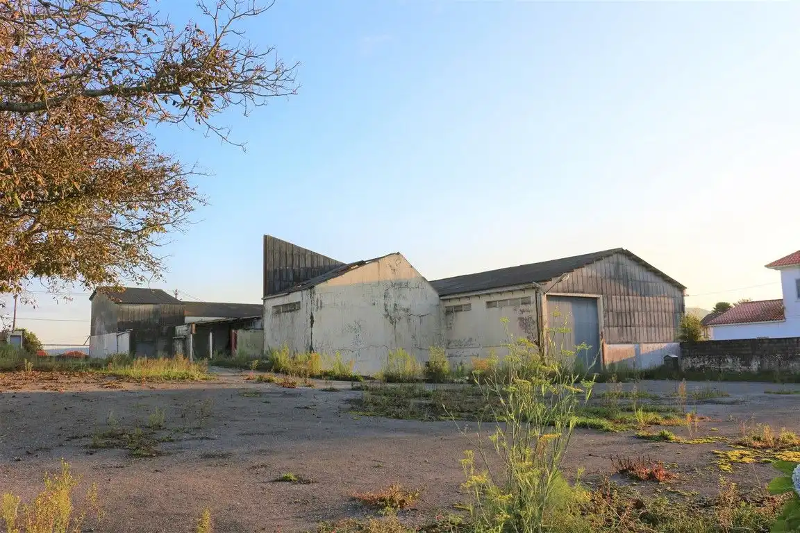 Vista exterior de Nau industrial de lloguer en Valdoviño